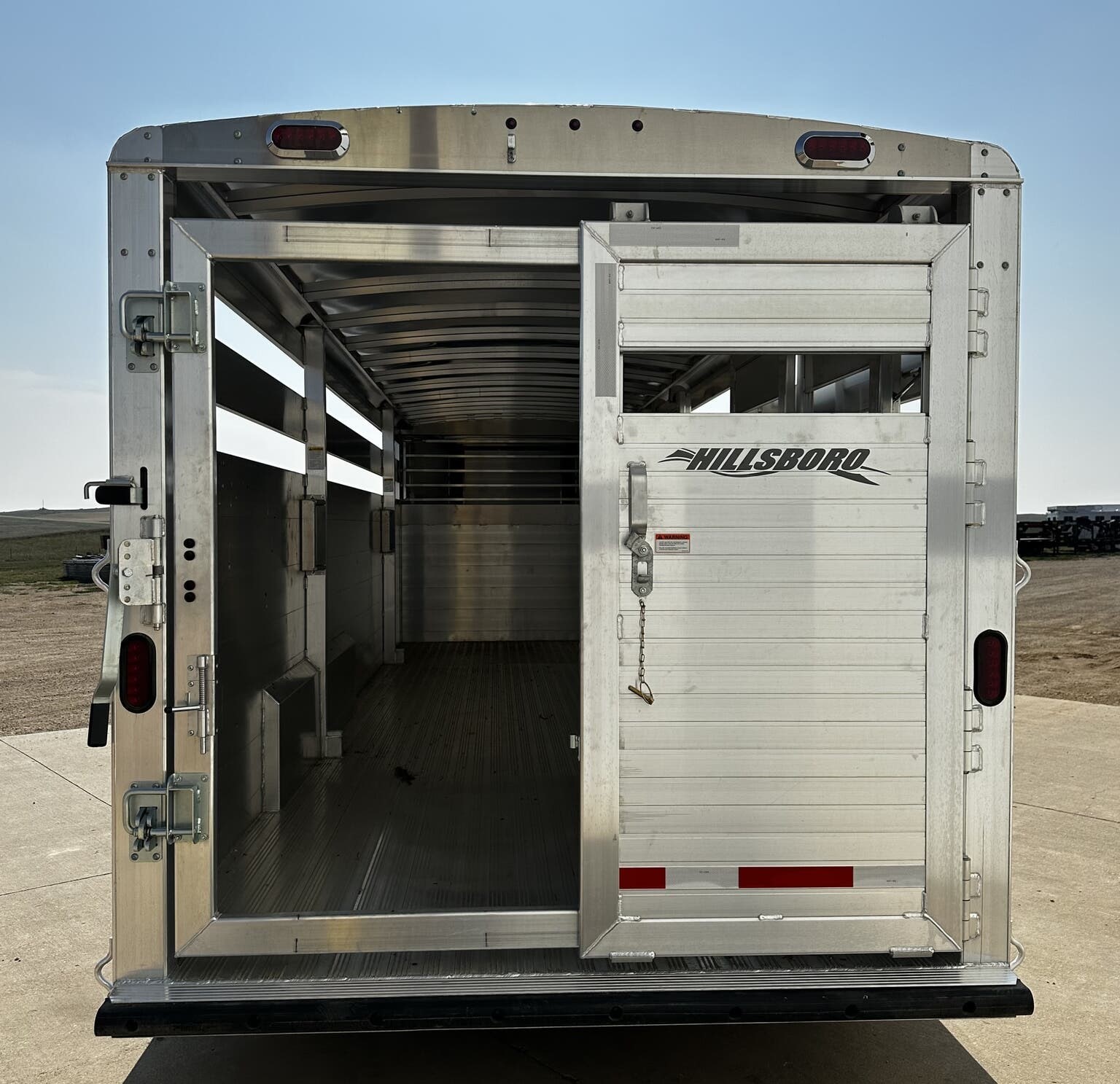 New 2024 Hillsboro 24′ Livestock Trailer – Three Compartments - Image 10