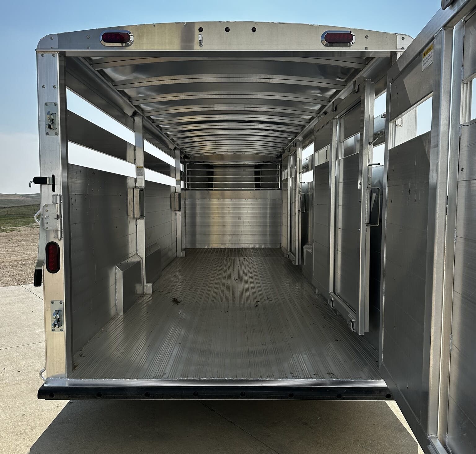New 2024 Hillsboro 24′ Livestock Trailer – Three Compartments - Image 8