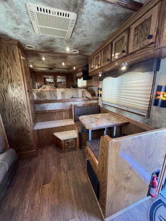 2009 Platinum Coach 3 H 16′ SW w/Outlaw Conversion - Image 26