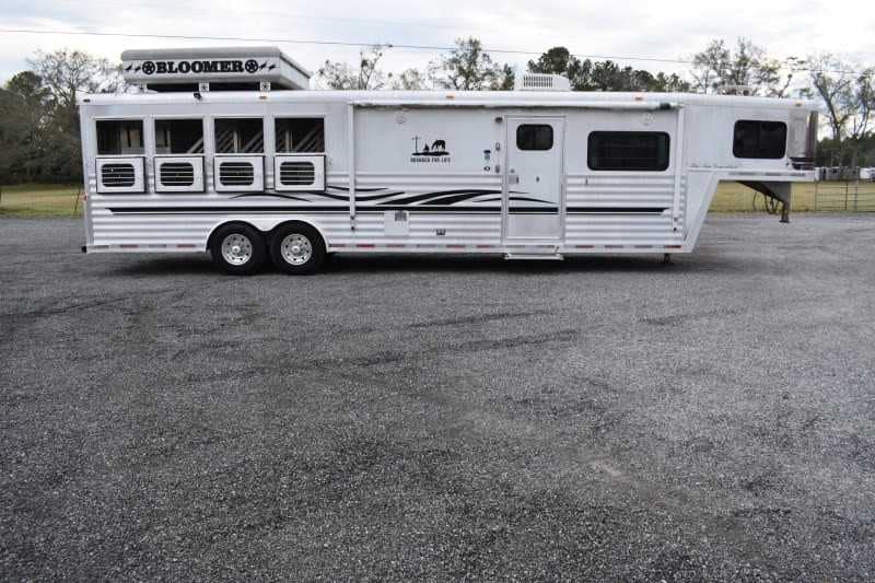 2003 Bloomer 8414LQ 4 Horse Trailer with 14′ Short Wall - Image 3
