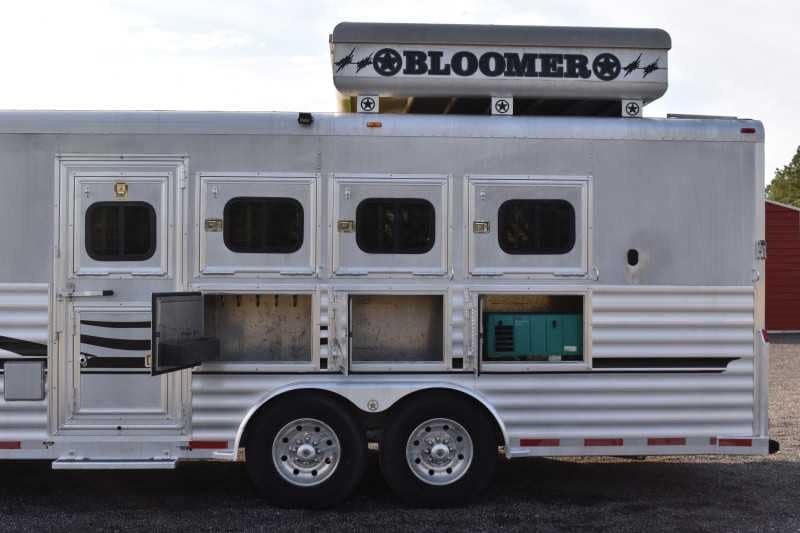 2003 Bloomer 8414LQ 4 Horse Trailer with 14′ Short Wall - Image 7