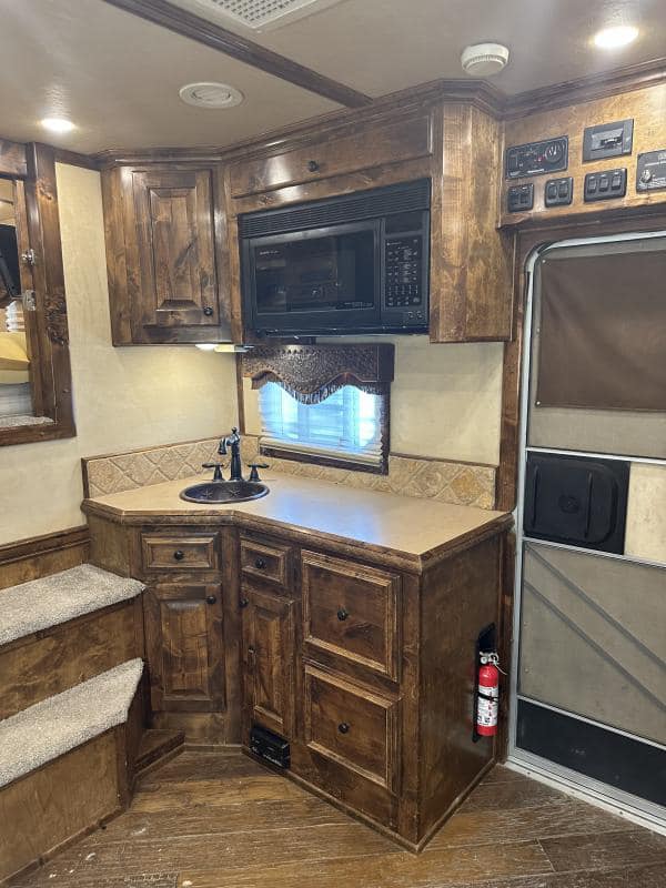 2007 4 Star 4 Horse 14′ Outlaw LQ Slide Out - Image 12