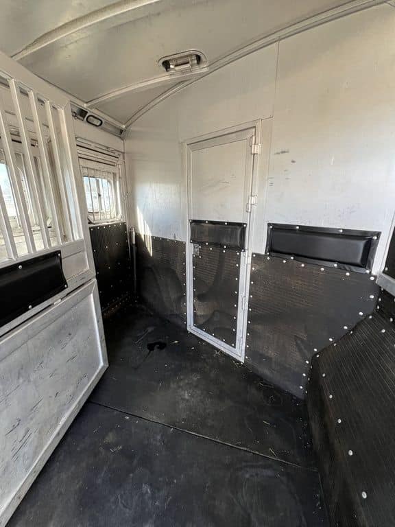 2009 Platinum Coach 3 H 16′ SW w/Outlaw Conversion - Image 19