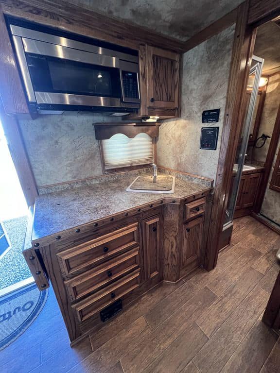 2009 Platinum Coach 3 H 16′ SW w/Outlaw Conversion - Image 34