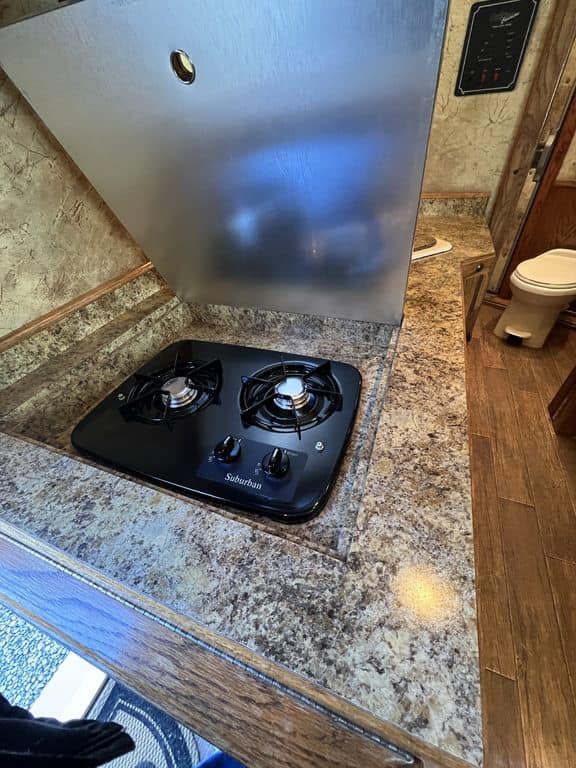 2009 Platinum Coach 3 H 16′ SW w/Outlaw Conversion - Image 36