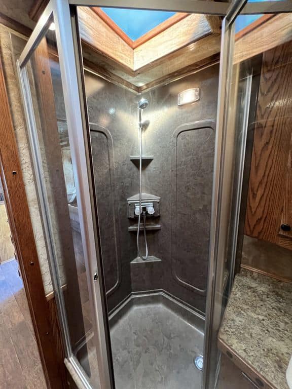 2009 Platinum Coach 3 H 16′ SW w/Outlaw Conversion - Image 43