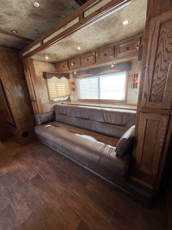 2009 Platinum Coach 3 H 16′ SW w/Outlaw Conversion - Image 33