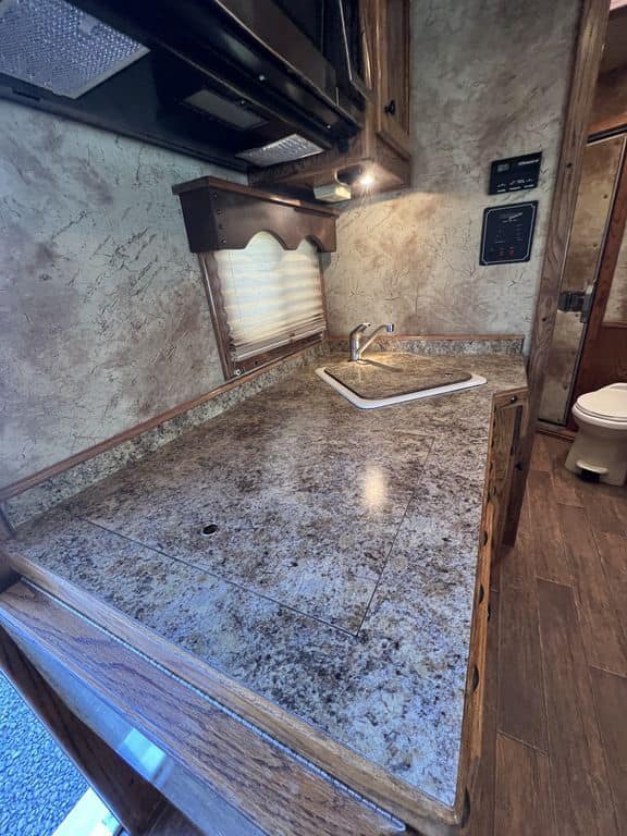 2009 Platinum Coach 3 H 16′ SW w/Outlaw Conversion - Image 35