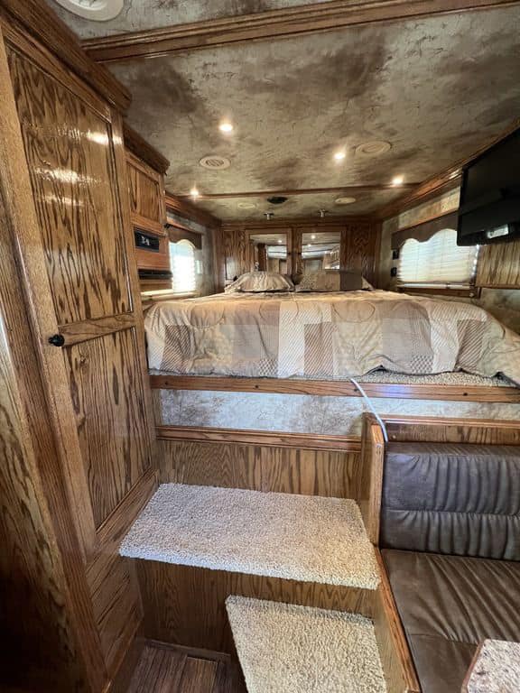 2009 Platinum Coach 3 H 16′ SW w/Outlaw Conversion - Image 27
