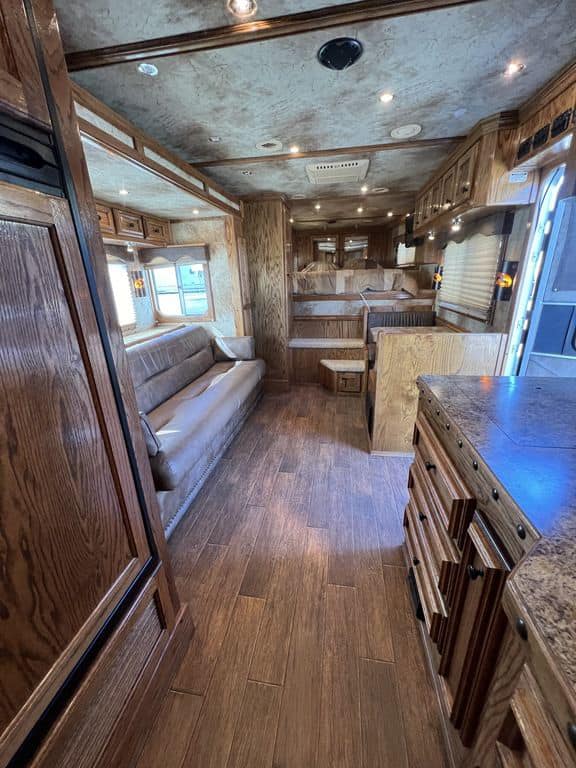 2009 Platinum Coach 3 H 16′ SW w/Outlaw Conversion - Image 24