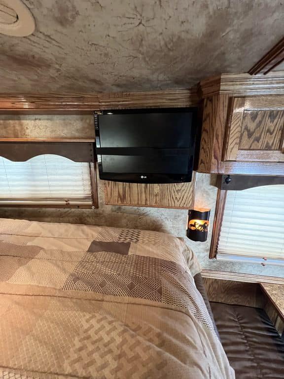 2009 Platinum Coach 3 H 16′ SW w/Outlaw Conversion - Image 30