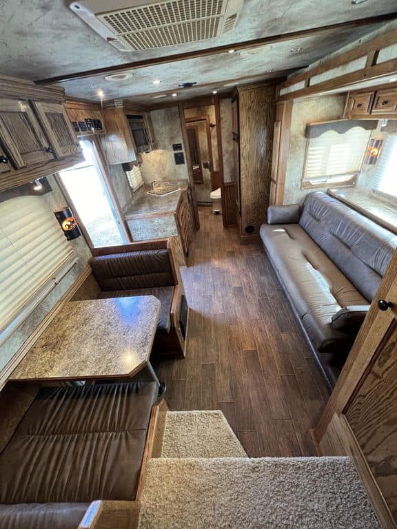 2009 Platinum Coach 3 H 16′ SW w/Outlaw Conversion - Image 31