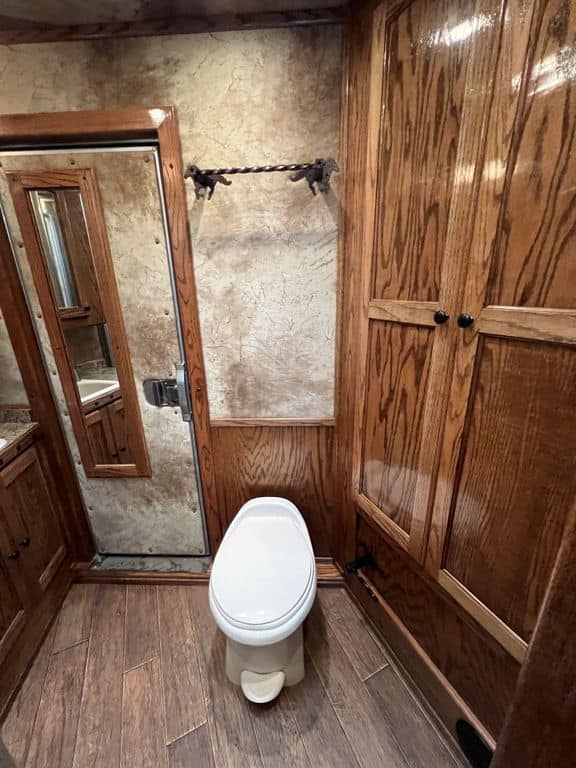 2009 Platinum Coach 3 H 16′ SW w/Outlaw Conversion - Image 38