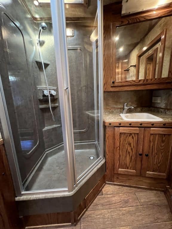 2009 Platinum Coach 3 H 16′ SW w/Outlaw Conversion - Image 40