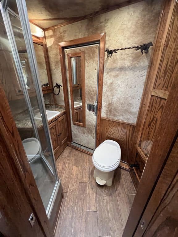 2009 Platinum Coach 3 H 16′ SW w/Outlaw Conversion - Image 37