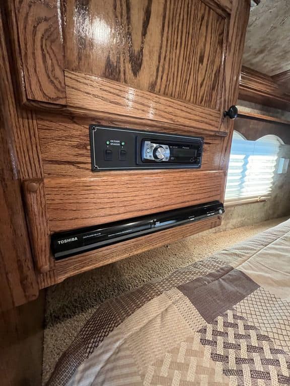 2009 Platinum Coach 3 H 16′ SW w/Outlaw Conversion - Image 29