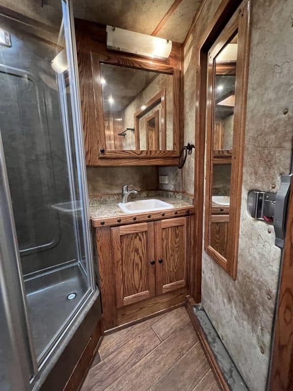 2009 Platinum Coach 3 H 16′ SW w/Outlaw Conversion - Image 39