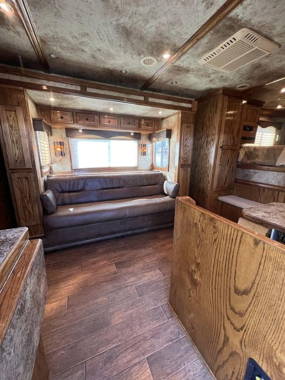 2009 Platinum Coach 3 H 16′ SW w/Outlaw Conversion - Image 23