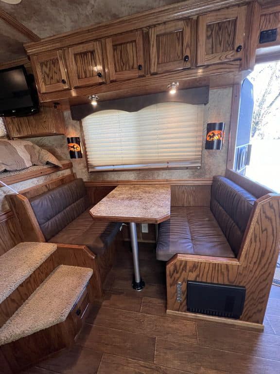 2009 Platinum Coach 3 H 16′ SW w/Outlaw Conversion - Image 32