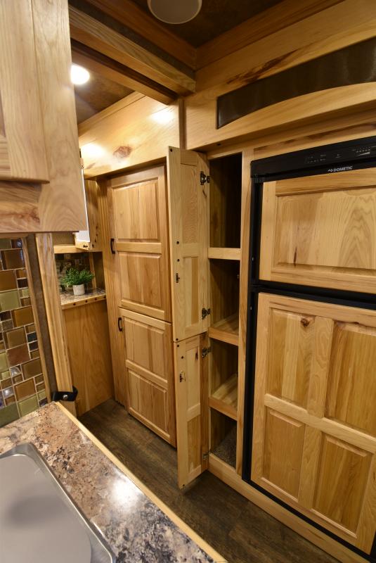 2018 Lakota Bighorn 3 Horse Living Quarters - Image 23