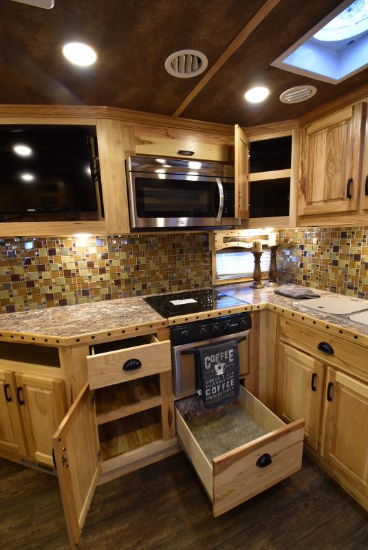 2018 Lakota Bighorn 3 Horse Living Quarters - Image 21
